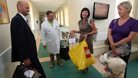 Vasarą Kauno klinikose leidžiantiems ligoniukams fondo nariai atvežė jų pra&scaron;ytų žaislų, knygų.
