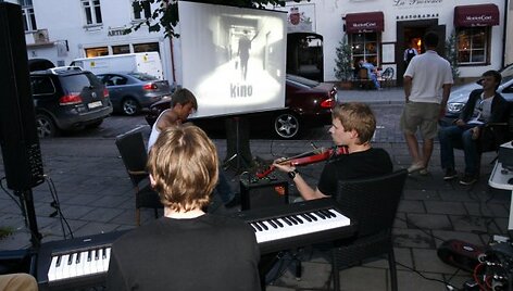 Nebyliojo kino seansų metu juos gyvai įgarsina profesionalūs muzikantai.