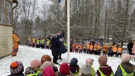 Darželinukai Suomijoje mini Valstybinę Suomijos vėliavos dieną ir Vaiko teisių konvencijos dieną