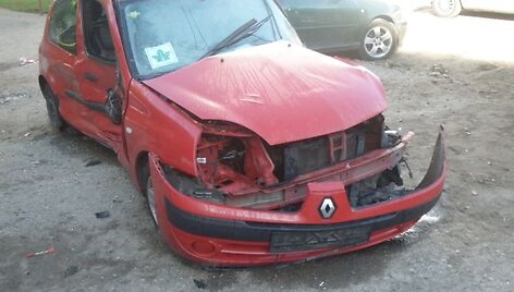 Taip atrodo vienas i&scaron; BMW taranuotų automobilių.