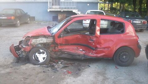 Taip atrodo vienas i&scaron; BMW taranuotų automobilių.