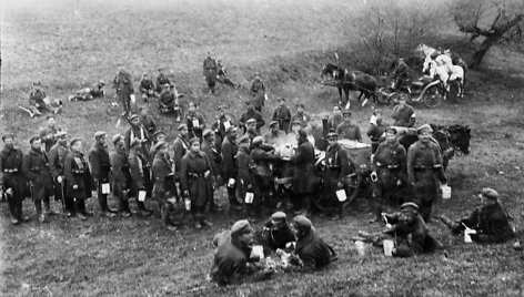 Lietuvos kariuomenės 3-ojo pėstininkų Lietuvos Didžiojo kunigaikščio Vytauto pulko karių pietūs fronte su lenkais prie Vievio, 1920 m.