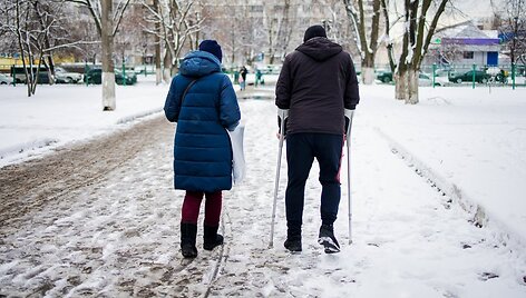 Vyresnio amžiaus žmonėms patariama pasirinkti pagalbines priemones, padėsiančias i&scaron;vengti traumų žiemą