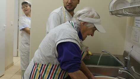 Didžioji dalis surinktų indų perduoti  valgykloms, į kurias užkąsti kasdien ateina keli &scaron;imtai sunkiai besiverčiančių žmonių