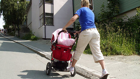 Keltuvu gali naudotis ir mamos su vežimėliais, stumiančios juos į kalną.