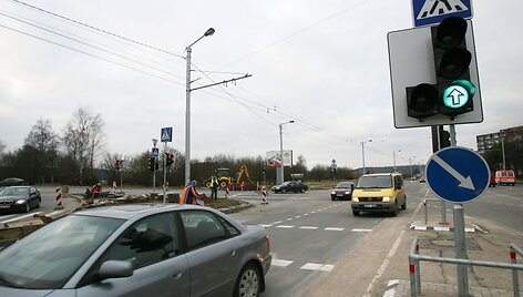 Raudondvario plento ir Č.Radzinausko tilto transporto mazgo sankryžoje įrengti &scaron;viesoforus buvo nuspręsta prie&scaron; daugiau nei metus. Tačiau jie pastatyti tik lapkritį.