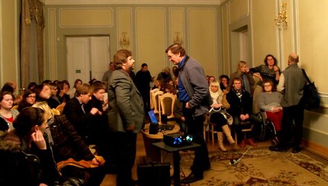 Ekologinio kino vakaruose demonstruojamus filmus publika aptaria su vakaro svečiais.