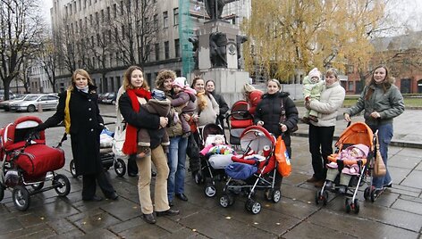 Mamos protestuoja prie Kauno miesto savivaldybės
