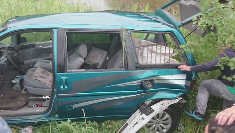 Neblaivių asmenų gaudynės &Scaron;ilalėje baigėsi avarija