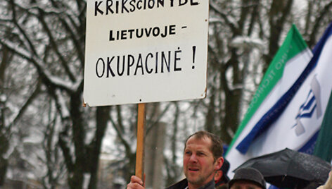 Vyro laikytas plakatas