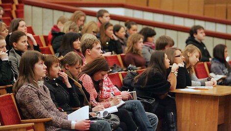 Populiariausios lietuvių kalbos ir matematiko konsultacijos &scaron;iemet vyks dviem srautais. Taip tikimasi pagerinti jų kokybę, nes dirbdami su mažiau moksleivių dėstytojai galės geriau pateikti savo temą.