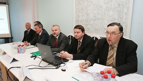 Ragindami gyventojus rinktis jiems patraukliausiai atrodantį variantą &bdquo;Kauno energija&ldquo;, savivaldybės ir miesto tarybos atstovai nesugebėjo atsakyti, kodėl kauniečiams siūlomi nauji skaitliukai &ndash; brangesni nei kituose miestuose.