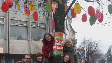 Margučiai ant medžių ir juos gaminę Caritas atstovai