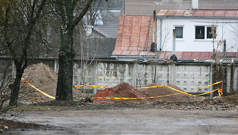 Teritorija, kurioje rasta neaiškios kilmės medžiagos, apjuosta juosta. Tačiau ją saugojančių pareigūnų nesimatė