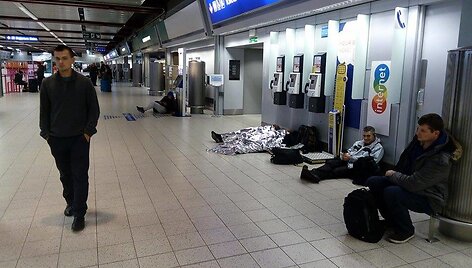 Lutono oro uoste keliasde&scaron;imt lietuvių naktį praleido, kaip i&scaron;manė