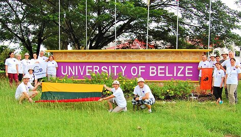 Lietuvos trispalvė prie Belizo universiteto