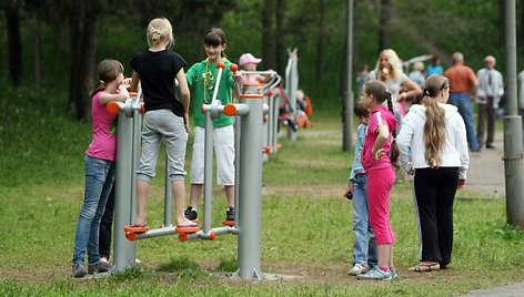 Pirmieji išmėginti naujuosius lauko treniruoklius gali Dainavos mikrorajono gyventojai.