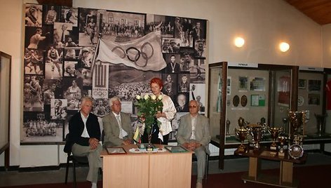 Apskrities trofėjai perduoti Lietuvos sporto muziejui