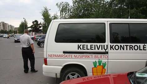 &bdquo;Ekskomisarų biuro&ldquo; kontrolieriai turi humoro jausmą &ndash; tai įrodo ant jų autobusiuko esantis pie&scaron;inys &ndash; morkos, skirtos sugautiems &bdquo;zuikiams&ldquo;.