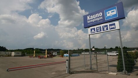 Jonavos gatvėje veikiantis kempingas kitąmet turės įsitraukti į konkurencinę kovą: dalį nameliais ant ratų keliaujančių turistų nuvilios naujasis kempingas, &scaron;iuo metu intensyviai statomas &scaron;alia Lampėdžių paplūdimio.