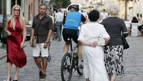 Kadangi senamiestyje dviračių takų žymėjimas nusitrynęs, kauniečiai ir atvykėliai dviratininkai priversti &bdquo;nardyti&ldquo; tarp žmonių. 