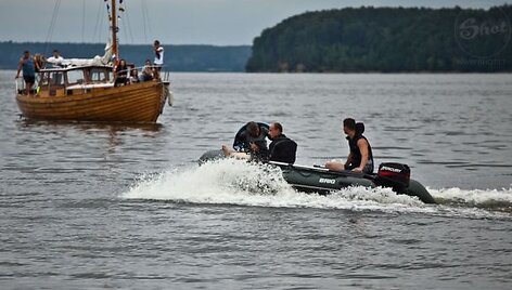 Apie toli nuo kranto nutolusią moterį gelbėtojams prane&scaron;ė vestuves laive &scaron;ventę kauniečiai