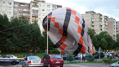 Kaune, Kalniečių ir Ukmergės gatvių sankryžoje, nusileidęs oro balionas