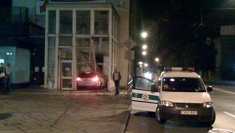 Sekmadienio naktį Kaune į pastatą įlėkė automobilis
