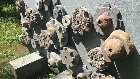 Tako antroje dalyje rasite akmenines skulptūras