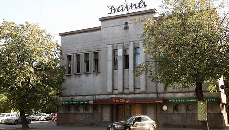 Apleistas kino teatras virto asocialių asmenų landyne.