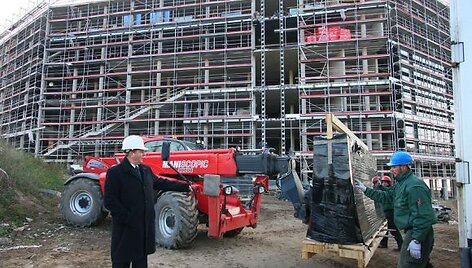 &Scaron;iuo metu arena dengiama stikliniu fasadu