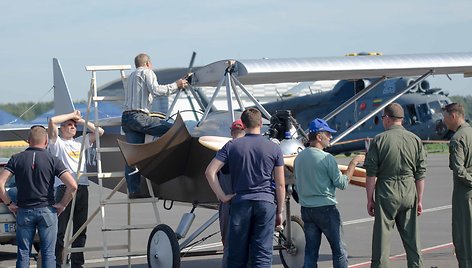 Aviacijos šventėje visuomenei pristatytas atkurtas ANBO-2 lėktuvas