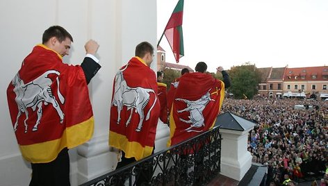 Pasaulio krepšinio čempionate bronzą iškovoję Lietuvos rinktinės krepšininkai, kilę iš Kauno ar šiame mieste žaidžiantys, su minia sveikinosi apsigobę dovanotomis miesto vėliavomis. 