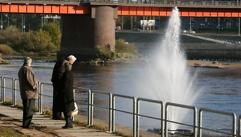 Viduryje upės įrengtas fontanas patinka ne visiems