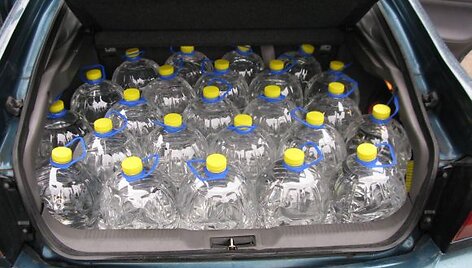 Prienuose sulaikytoje ma&scaron;inoje rastas kontrabandinis spiritas