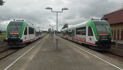 Prasilenkiantys traukiniai Traki&scaron;kių stotyje