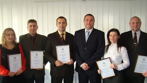 Geriausi Kauno policijos sekliai (i&scaron; de&scaron;inės į kairę): Laura Sipavičiūtė, Dainius Janulevičius, Remigijus Aniulis, vir&scaron;ininko pavaduotojas  Darius Žukauskas, Dainora Pultaražinskaitė, Albinas Augustinavičius.