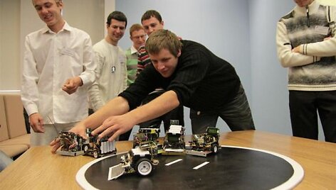 Kauno kolegijoje vykusių robotų varžybų akimirka