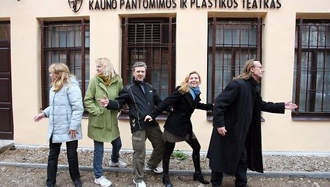 Kauno pantomimos ir plastikos teatras įsikūrė M.Daukšos g. 34 pastate (įėjimas iš kiemo)