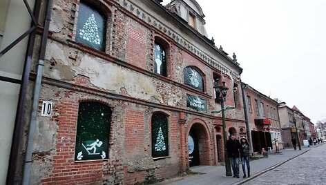 &Scaron;elmi&scaron;kos 15min dekoracijos papuo&scaron;ė apleistą namą Vilniaus gatvėje