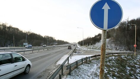 Susisiekimo ministerija artimiausiu metu neketina panaikinti eismo apribojimų nuvažiavime nuo magistralės A1. 