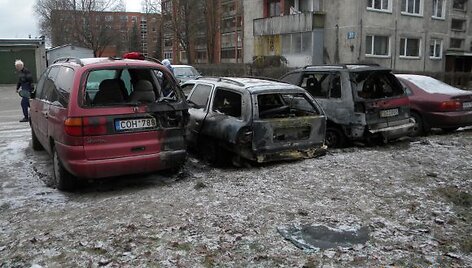 Gaisras kilo Pa&scaron;ilės gatvėje esančioje automobilių stovėjimo aik&scaron;telėje.