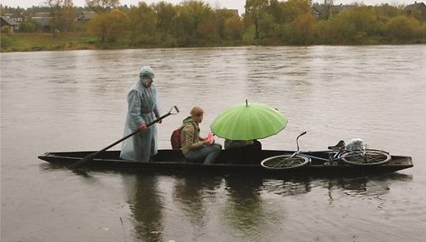 Filmas „Upė“ pasakoja apie prie Šventosios ir Neries santakos, netoli Jonavos, esančią „lietuvišką Veneciją“ – Saleninkų kaimą.