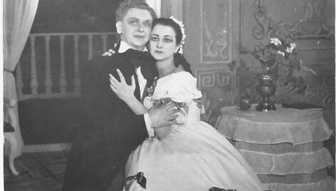 Kauno valstybinio muzikinio teatro trupė &bdquo;Traviatą&ldquo; pirmą kartą pastatė 1952 metų gruodžio 31 dieną.