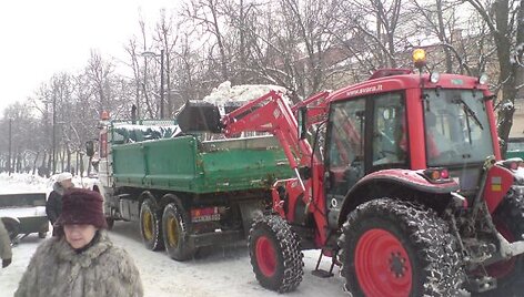 I&scaron; Laisvės alėjos i&scaron;vežamas sniegas.