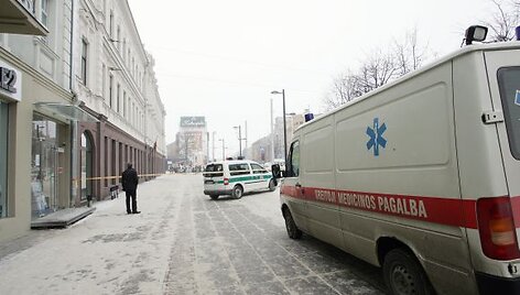 Teritorija prie teismo aptverta, budi pareigūnai ir medikai