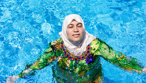 Moteris su burkini vie&scaron;bučio baseine