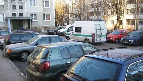 P.Plechavičiaus gatvės kiemas, kuriame kažkas subadė automobilių padangas