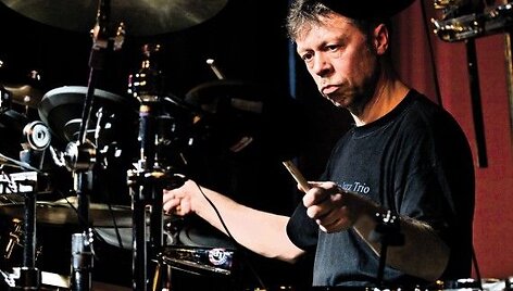 Projekto atidarymo koncerte pasirodys žinomų Lietuvos džiazo muzikantų trio &ndash; Arnas Mikalkėnas, Juozas Kuraitis ir Arvydas Joffė.