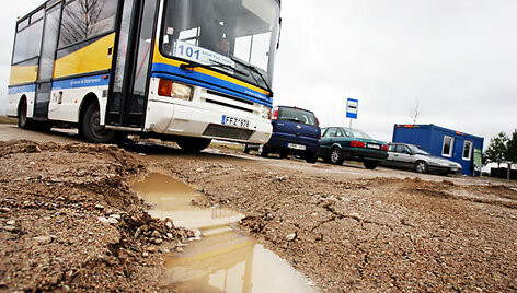 Nuo vasario į Ledos kapines i&scaron; Kauno kelis kartus per dieną važiuoja 101 mar&scaron;ruto priemiestinis autobusas.